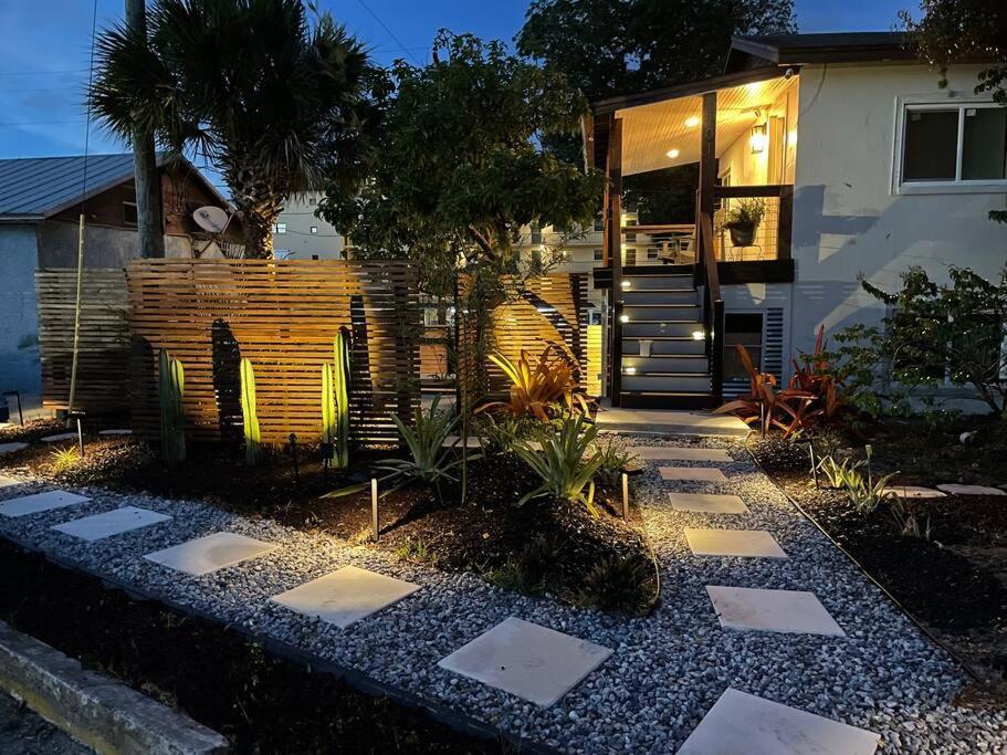 Shares Courtyard Luxury Apt - New! Rockledge Extérieur photo